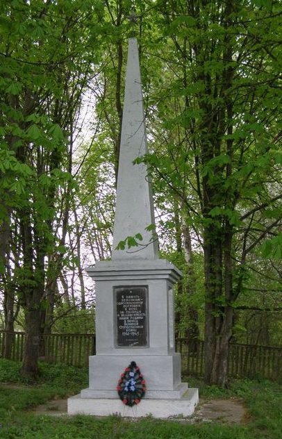 с. Смолиговка Репкинского р-на. Памятник погибшим жителям Смолиговского сельсовета, установленный в 1967 году.