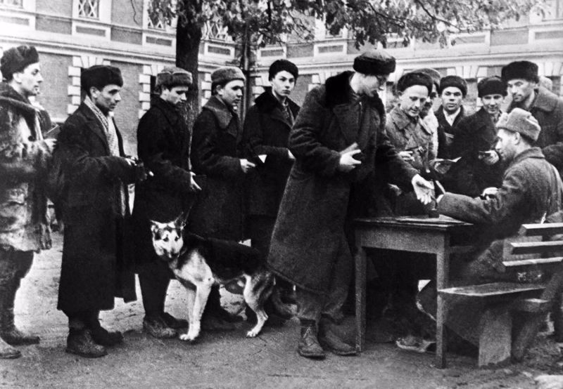 Жители Москвы в очереди на формирование рабочего батальона Первомайского района. Октябрь 1941 г.