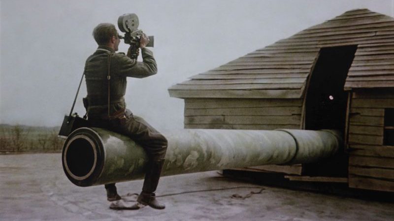 Немецкий кинооператор снимает замаскированное орудие батареи Атлантического вала. 1943 г. 