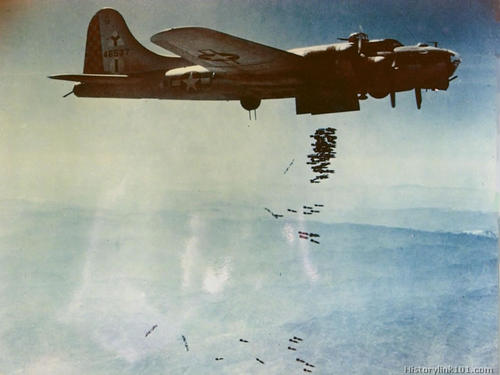 Американские B-17 сбрасывают бомбы. 1944 г. 
