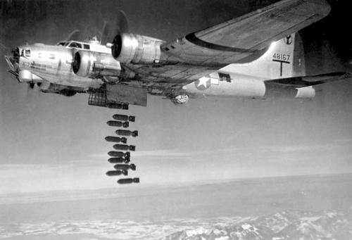 Американские B-17 сбрасывают бомбы. 1944 г. 