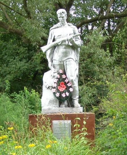 с. Суличевка Репкинского р-на. Памятник, установленный в 1957 году на братской могиле воинов, погибших при освобождении села.