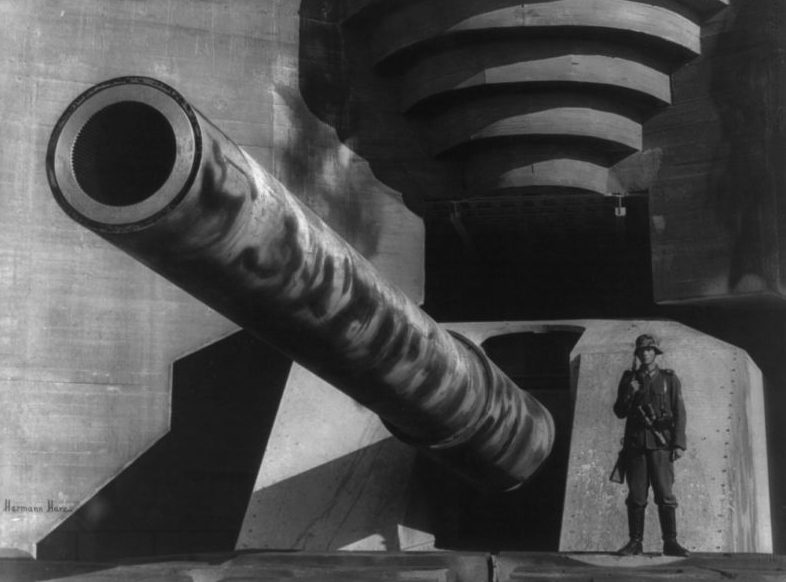 Немецкий солдат стоит возле орудия калибра 380 мм батареи «Тодт». 1943 г.
