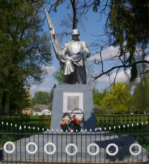 с. Вертиевка Нежинского р-на. Памятник на территории школы, установленный на братской могиле воинов, погибших при освобождении поселка в сентябре 1943 года.