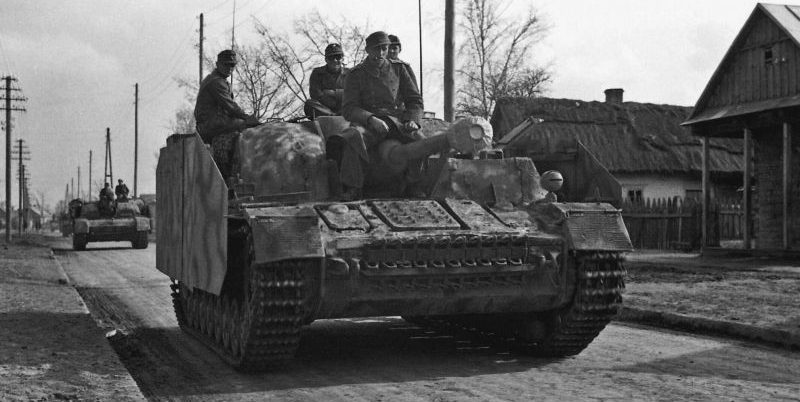 САУ StuG IV на марше в районе Пинска. Апрель 1944 г. 