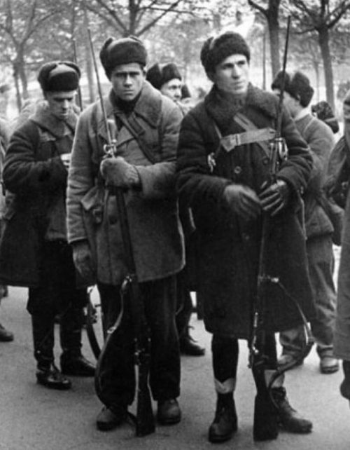 Ополченцы перед отправкой на фронт. Москва, октябрь 1941 г.