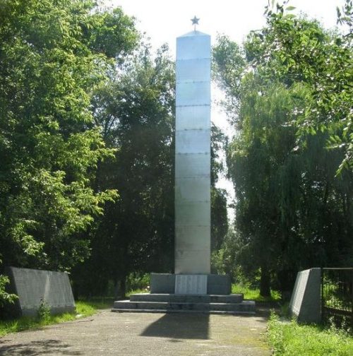 с. Вертиевка Нежинского р-на. Памятник погибшим односельчанам, установленный в 1970 году.