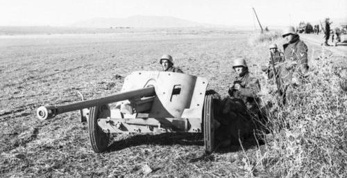 Противотанковая пушка Panzerjägerkanone 38 в Тунисе. 1943 г.