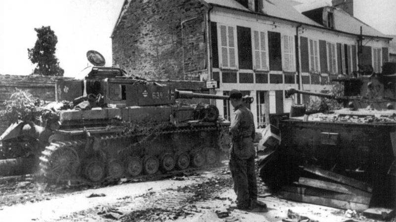 Немецкие танки Pz. Kpfw. IV, уничтоженные авиацией в Виллер-Бокаж. Июнь 1944 г. 