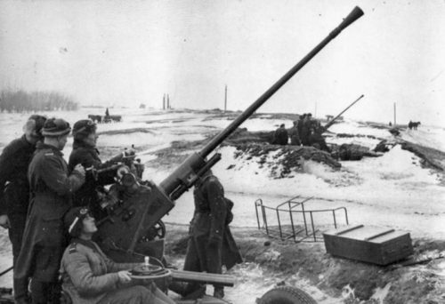 Расчеты 37-мм зенитных пушек 61-К польской армии на учебных стрельбах.1941 г.