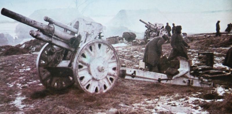105-мм легкие полевые гаубицы на вблизи деревенских домов под Белгородом. 1943 г.