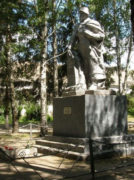 с. Галица Нежинского р-на. Памятник возле школы, установленный в 1956 голу на братской могиле воинов, погибших в боях за село. 