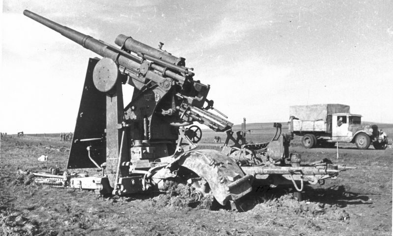 88-мм зенитное орудие Flak 18, разбитое под Новороссийском. 1943 г. 
