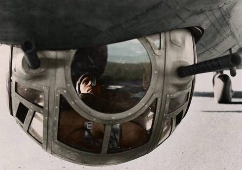 Стрелок в шаровой башне бомбардировщика B-17. 1944 г. 