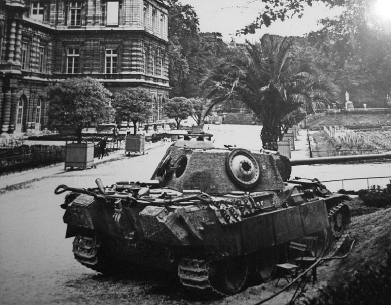 Танк Pz.Kpfw. V «Пантера», брошенный у Люксембургского дворца. Август 1944 г. 