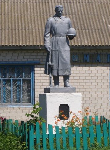с. Гармащина Нежинского р-на. Памятник, установленный в 1958 году на братской могиле воинов, погибших при освобождении села. 