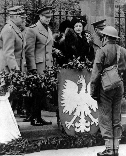 Британский король Георг VI и его супруга Елизавета в гостях у польских войск в Шотландии. 1942 г.