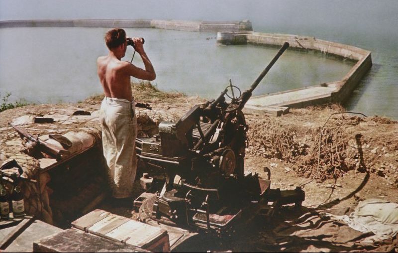 Зенитчик 20-мм зенитной пушки в районе Шербура. 1943 г. 
