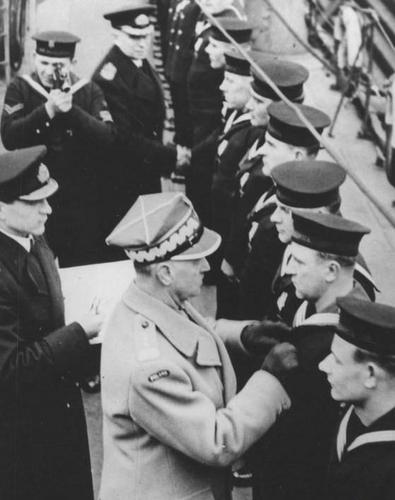 Генерал Сикорский награждает польских моряков. Великобритания, 1942 г. 