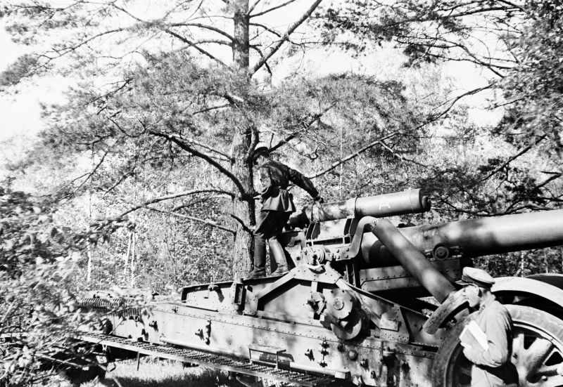 Советские командиры осматривают захваченную немецкую 210-мм гаубицу. 1943 г. 