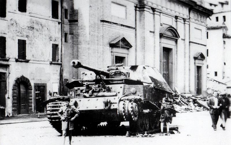 САУ «Элефант», брошенная немцами в городе Сориано-нель-Чимино. Лето 1944 года.