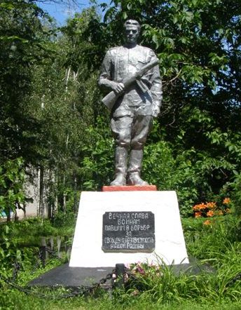 с. Данино (Дань) Нежинского р-на. Памятник, установленный в 1957 году на могиле неизвестного воина, погибшего при освобождении села. 
