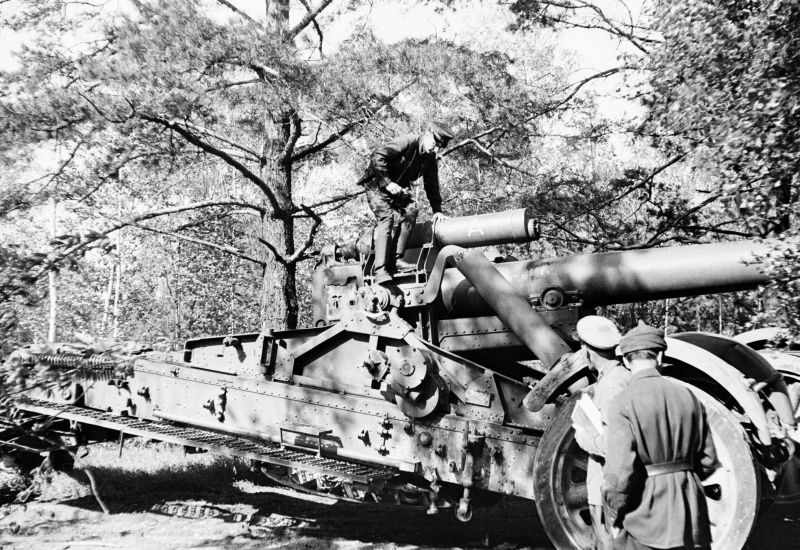 Советские командиры осматривают захваченную немецкую 210-мм гаубицу. 1943 г. 