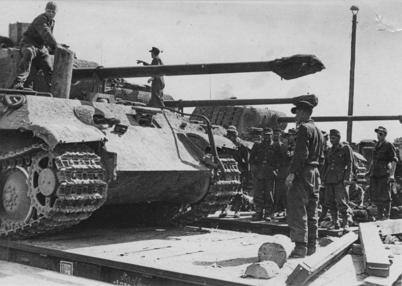 Разгрузка новых танков Pz.Kpfw. V «Пантера». Сентябрь 1944 г. 