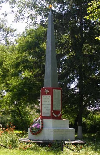 с. Данино (Дань) Нежинского р-на. Обелиск погибшим односельчанам, установленный в 1967 году.