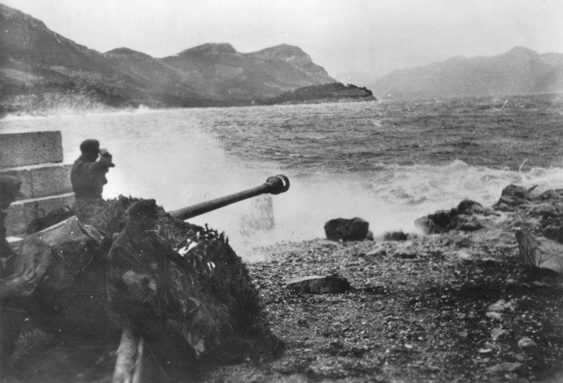 Позиция 75-мм противотанковой пушки PaK 40 на берегу Адриатического моря. Январь 1944 г. 