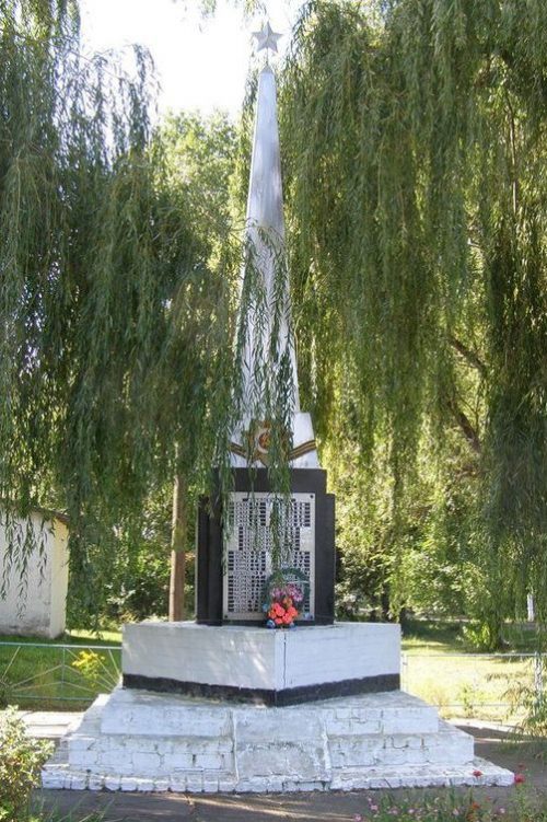 с. Дуболуговка Нежинского р-на. Памятник погибшим односельчанам, установленный в 1967 году.
