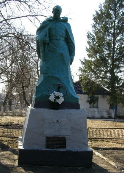 с. Александровка Семеновского р-на. Памятник, установленный в 1961 году на братской могиле воинов, погибших при освобождении села. 