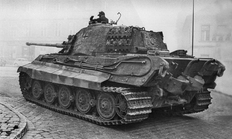 Танк Pz.Kpfw. VI Ausf. B «Тигр II» в Будапеште. Октябрь 1944 г. 
