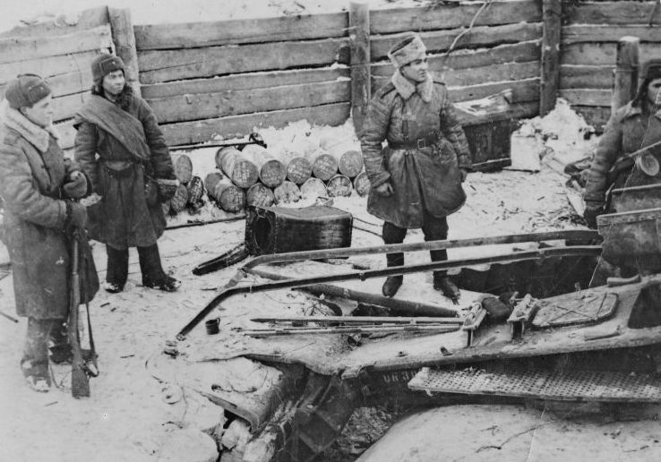 Советские солдаты у 220-мм мортиры Mrs.531(f), захваченной в районе Ленинграда. Февраль 1944 г. 