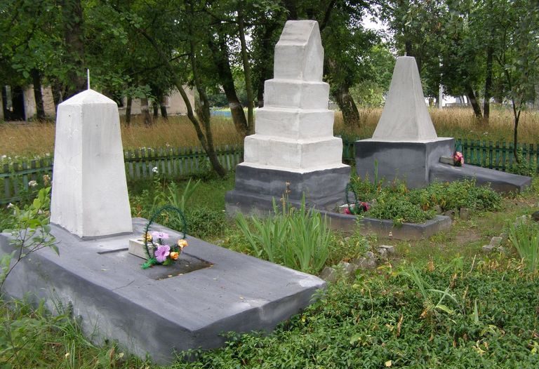 с. Лукашовка Черниговского р-на. Братские могилы воинов, погибших при освобождении села в 1943 году. 
