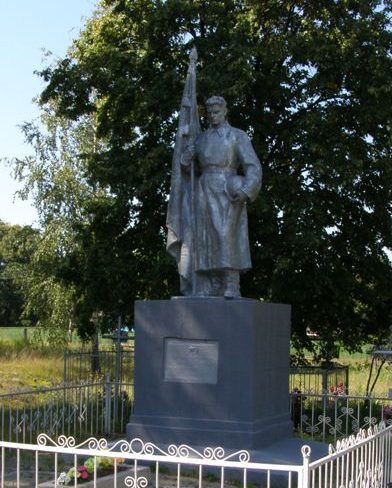 с. Заньки Нежинского р-на. Памятник, установленный в 1958 году на братской могиле воинов, погибших при освобождении села. 