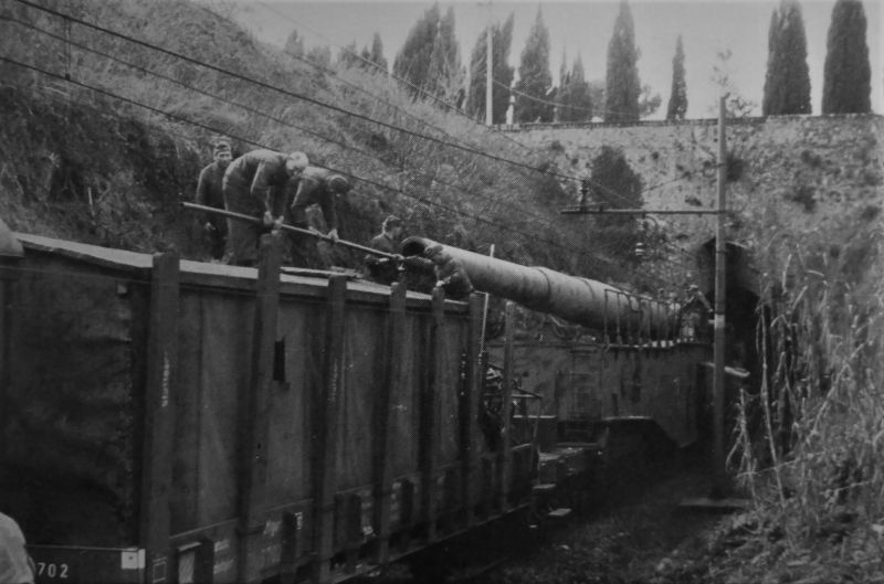 Артиллеристы чистят ствол 280-мм тяжелого железнодорожного орудия перед железнодорожным тоннелем в районе Неттуно. Март 1944 г. 