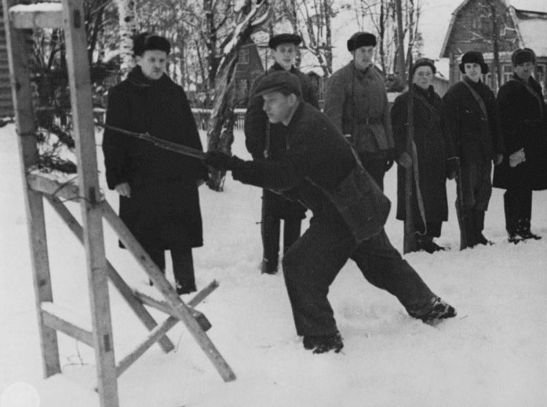 Ленинградцы обучаются приемам штыкового боя. Ноябрь 1941 г. 