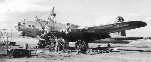 Замена двигателей самолета Boeing B-17G. Южная Италия, 1944 г. 