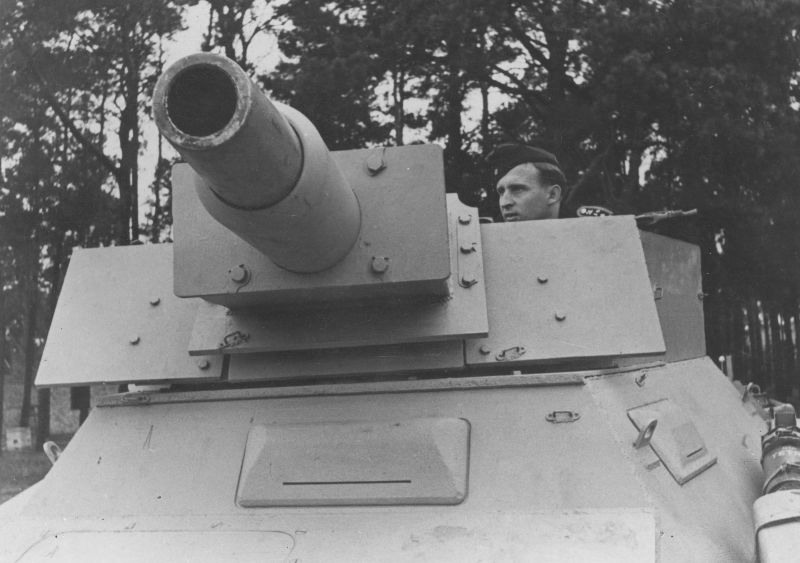 Тяжелый бронеавтомобиль Sd.Kfz. 234/3 на полигоне. Октябрь 1944 г. 