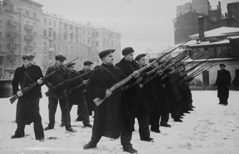 Ленинградцы обучаются приемам штыкового боя. Ноябрь 1941 г.