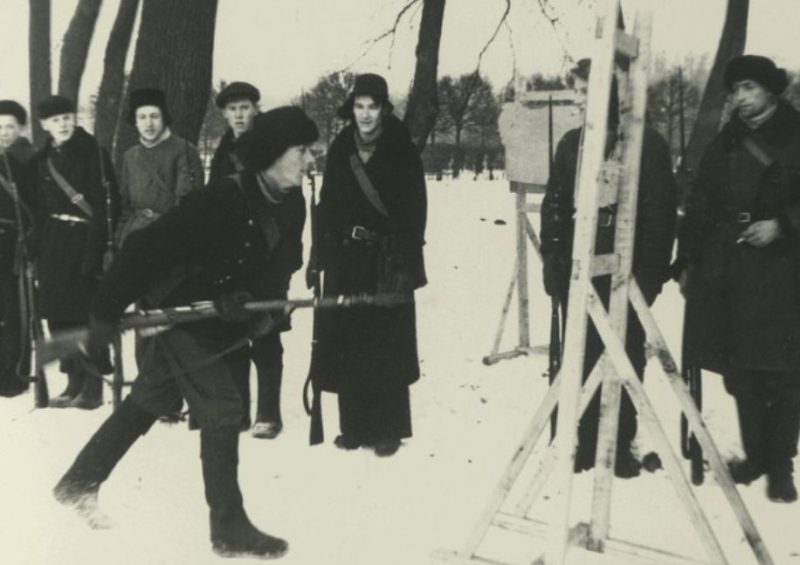 Ленинградцы обучаются приемам штыкового боя. Ноябрь 1941 г.