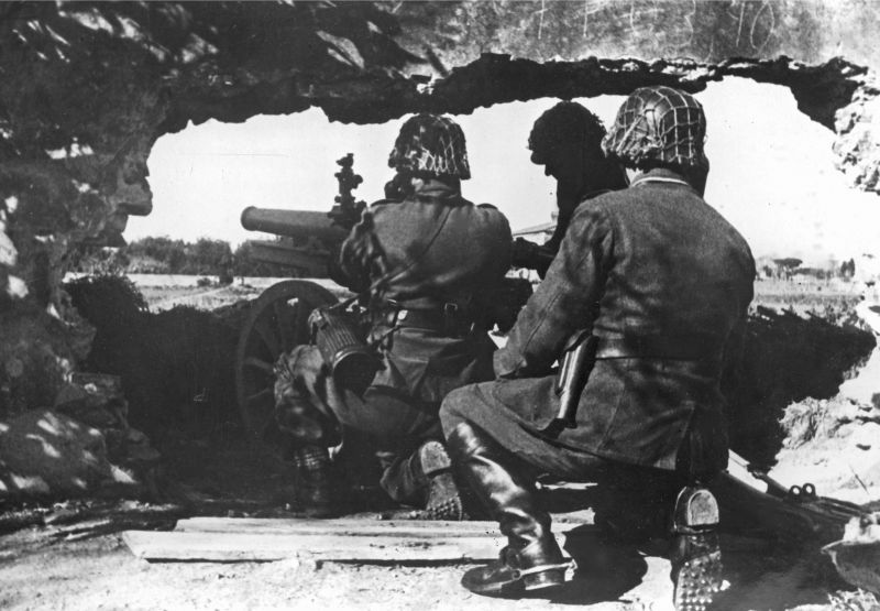 Расчет 65-мм горной пушки GebK 246(i) на позиции в Италии. Апрель 1944 г. 