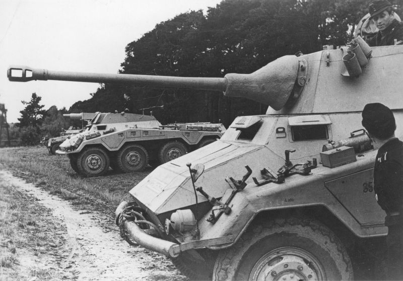 Тяжелые бронеавтомобили Sd.Kfz. 234/3 и Sd.Kfz. 234/2 на полигоне. Октябрь 1944 г. 