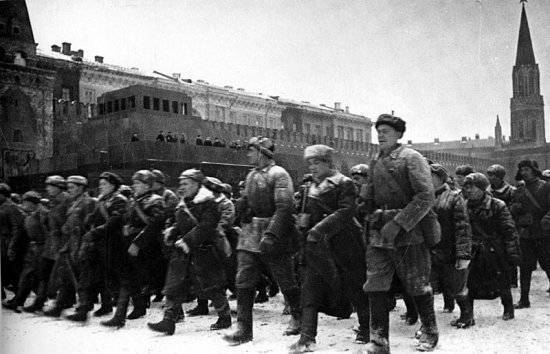 Ополченцы на параде в Москве. 7 ноября 1941 г. 