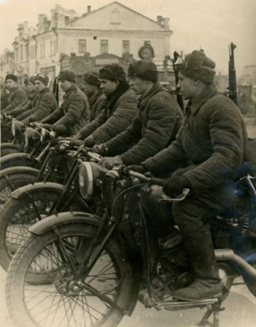 Бойцы-ополченцы мотовзвода на параде. 7 ноября 1941 г.