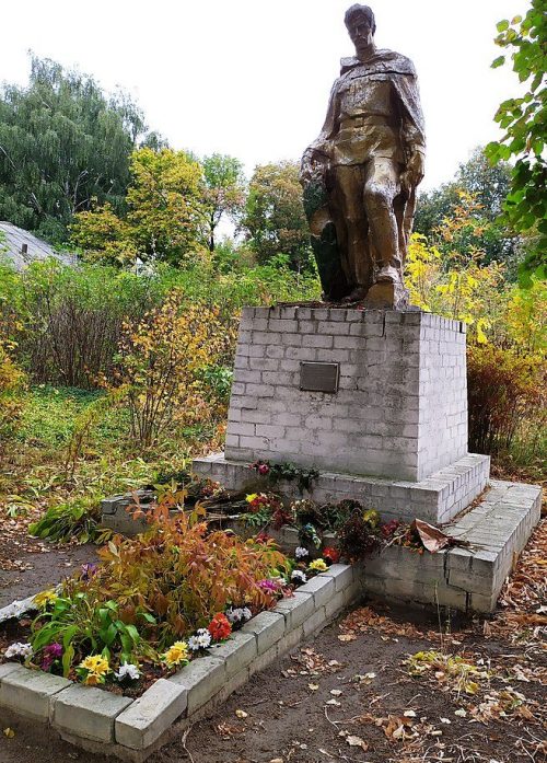 с. Крапивное Нежинского р-на. Мемориал, установленный в 1966 году на братской могиле воинов, погибших при освобождении села.