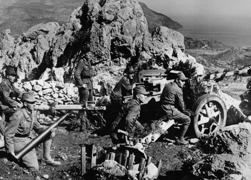 Позиция 75-мм противотанковой пушки PaK 40 на одном из островов в Эгейском море. Апрель 1944 г. 