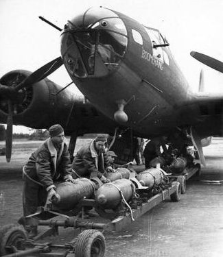 Подготовка В-17 к полету. 1944 г. 