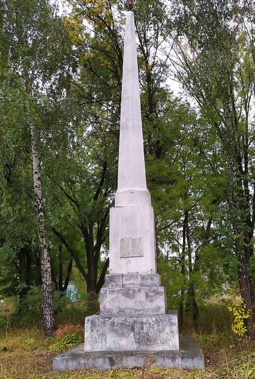 с. Крапивное Нежинского р-на. Памятник 82 погибшим односельчанам, установленный в 1968 году.
